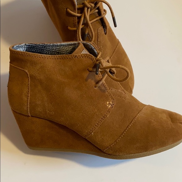 ✨BRAND NEW✨ TOMS TAN BROWN SUEDE WEDGE BOOTIES FOR FALL - Picture 11 of 15